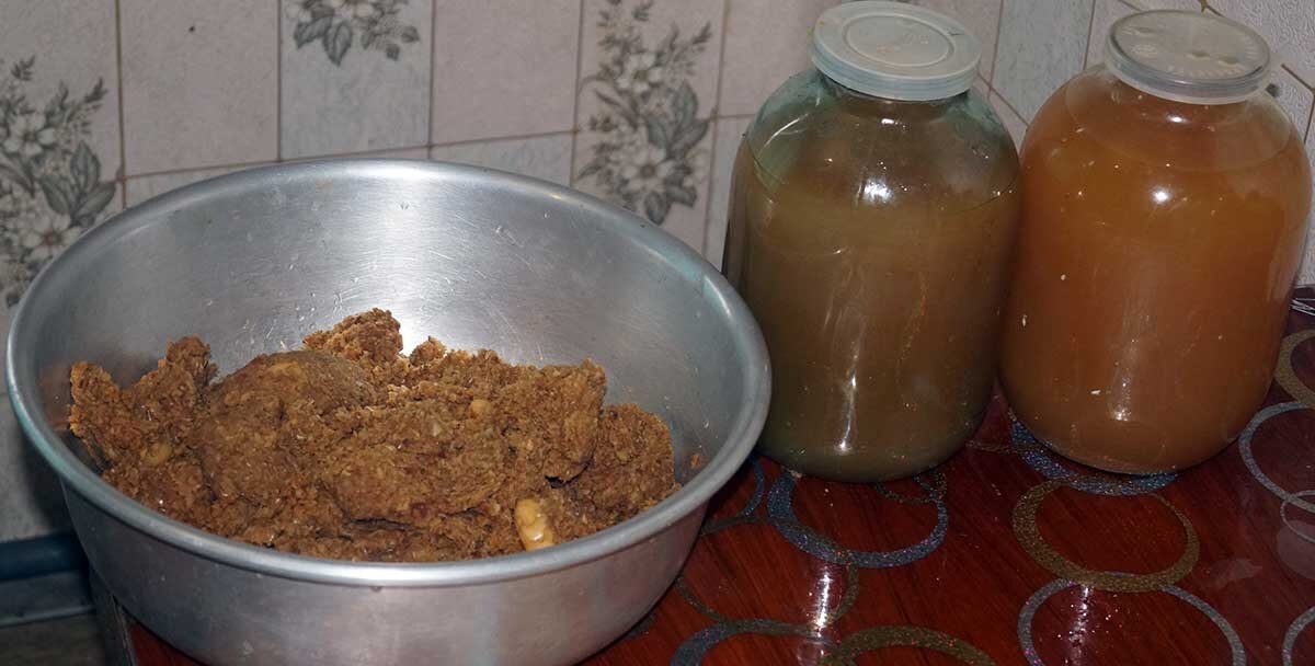 Крайняя правая банка с более приятным цветом слита из верхней части 10-литрового баллона, где находился неокисленный жмых.