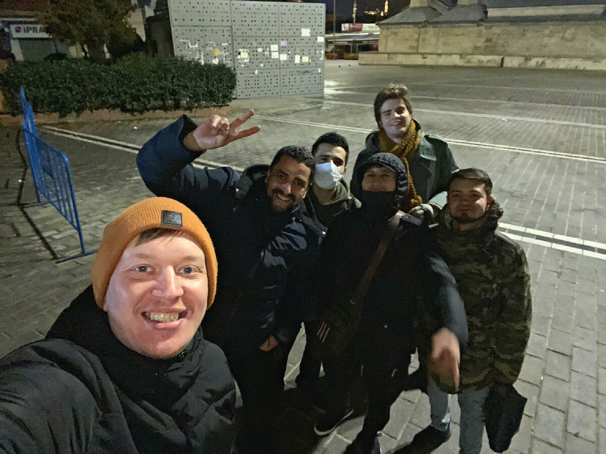 Устроили ночную прогулку с иностранными друзьями из хостела. Фото автора 