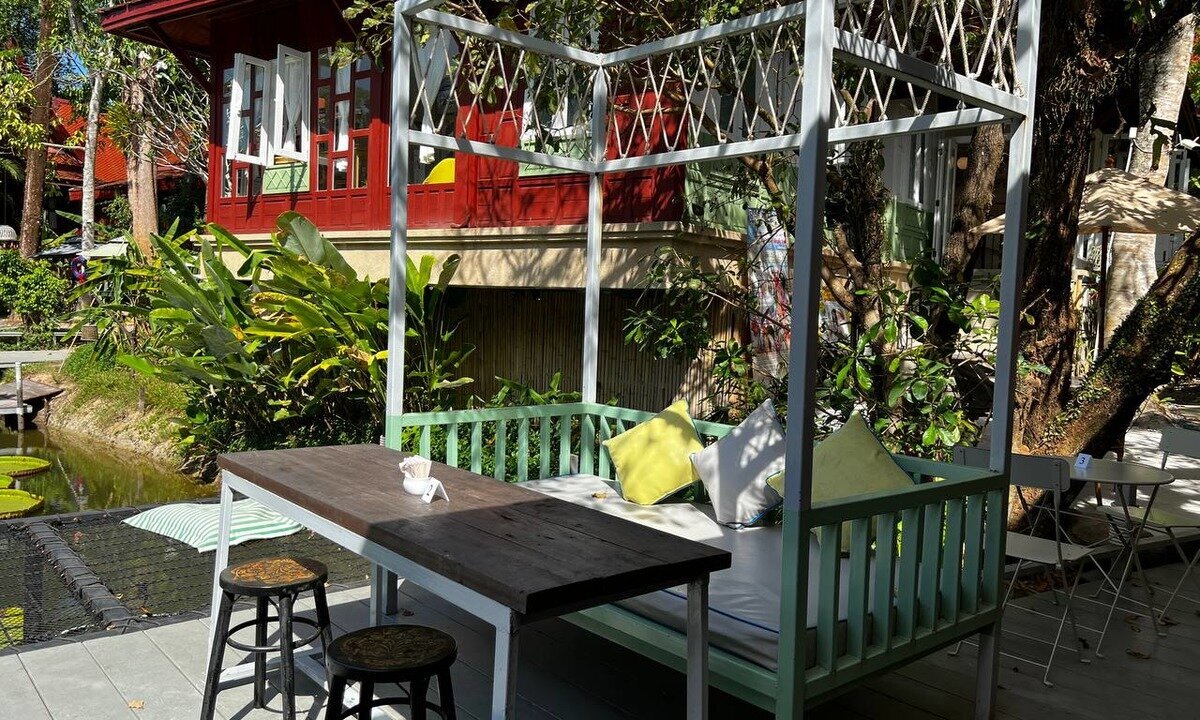 Столик в кафе Ma Doo Bua Cafe
