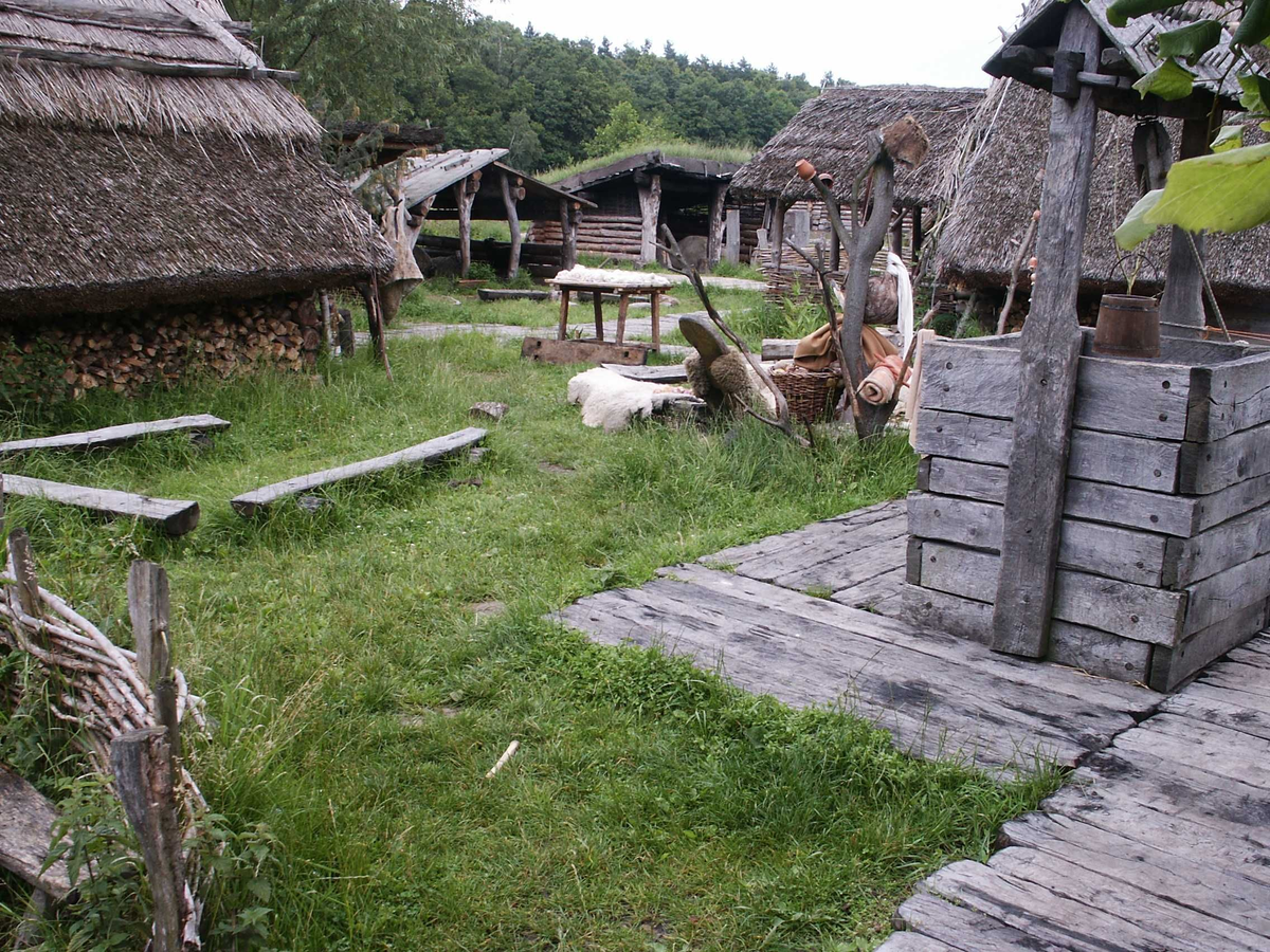 Славянские поселения. Славянская деревня вендов в Германии. Реконструкция славянской деревни. Украненланд музей. Языческая деревня.