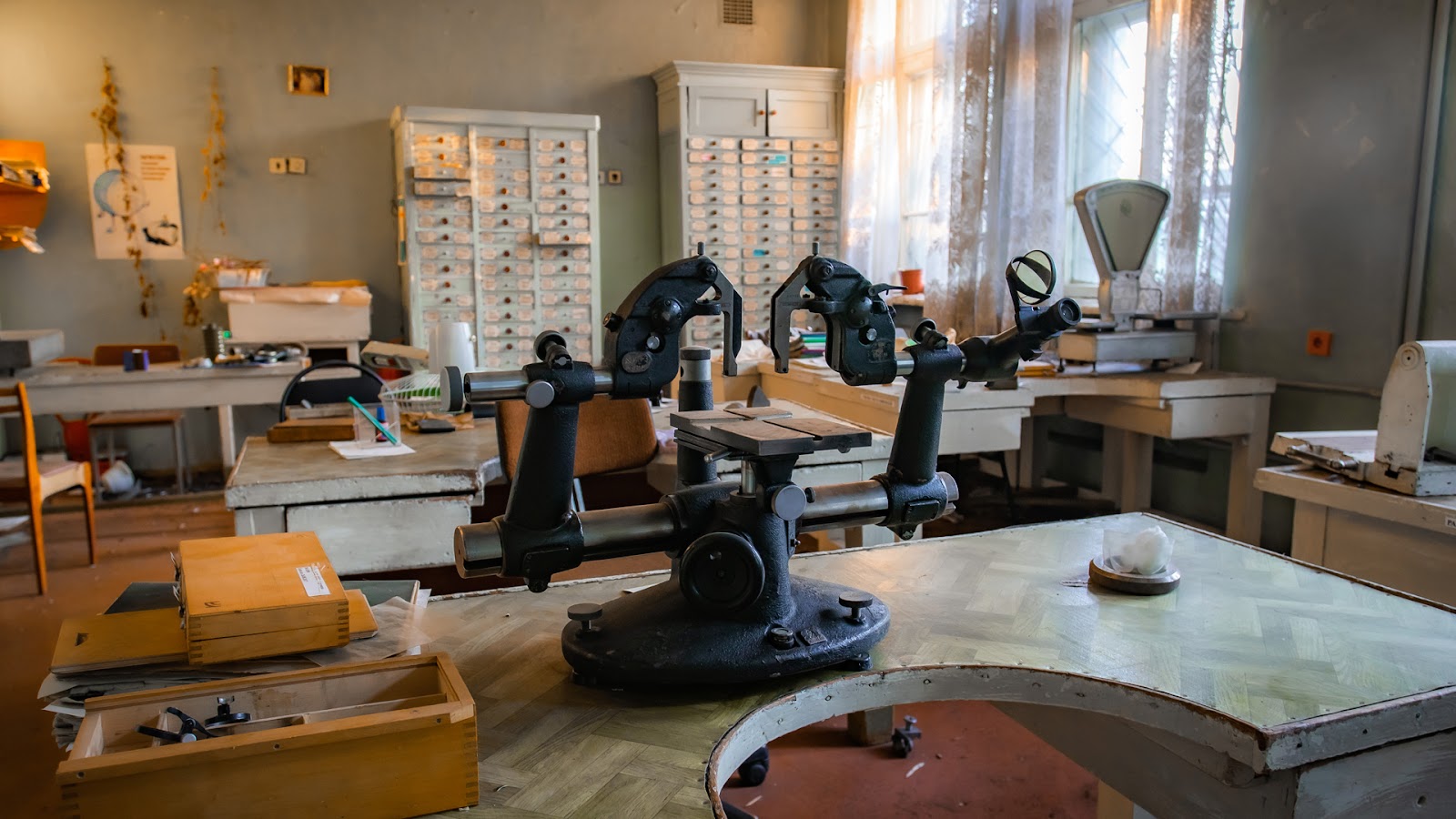 "Спасибо эффективным менеджерам" — посетил лабораторию заброшенного советского завода. На месте осталось всё!