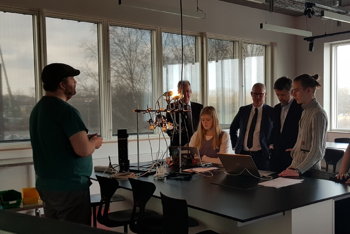 Принц второй справа, наблюдает за экспериментом в лаборатории. Я стою еще правее:-)