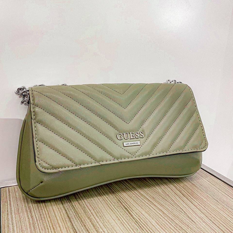 Например, сумка стоит 11 500₽ вместо 18 490₽ (Магазин Guess)