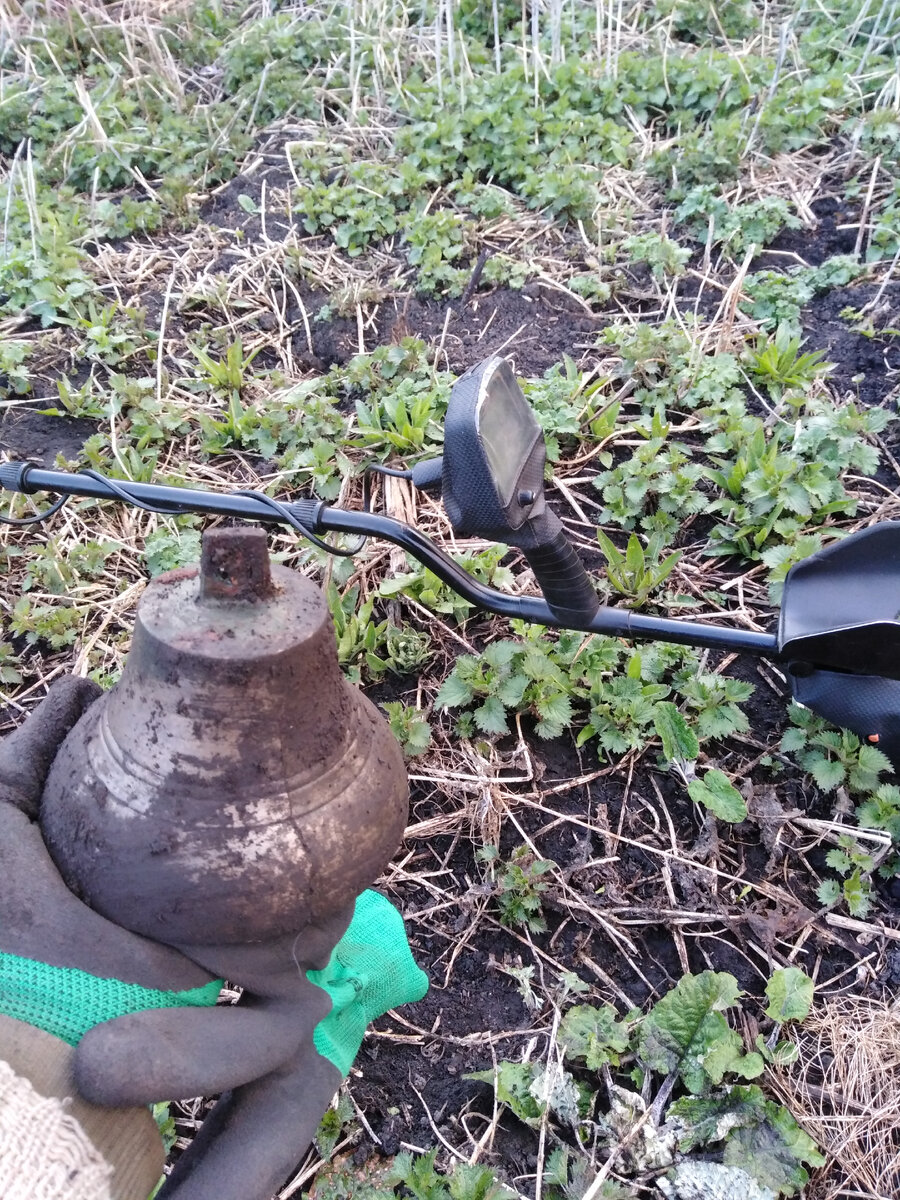 Советский колокольчик на фундаменте