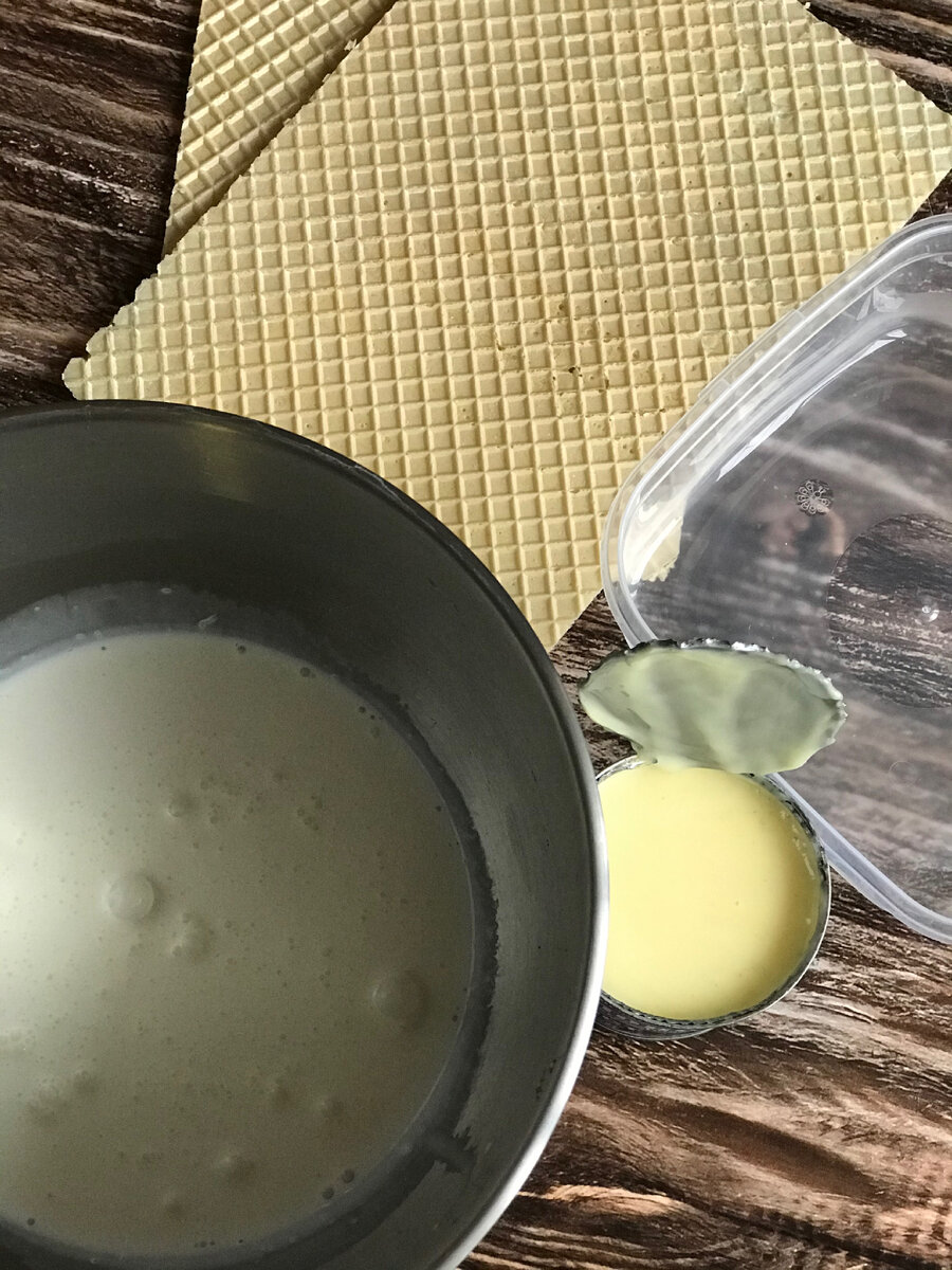 Ингредиенты:﻿500 мл сливок 33 % жирности.Одна банка сгущенного молока.Щепотка соли.Пакетик ванилина.Вафельные листы