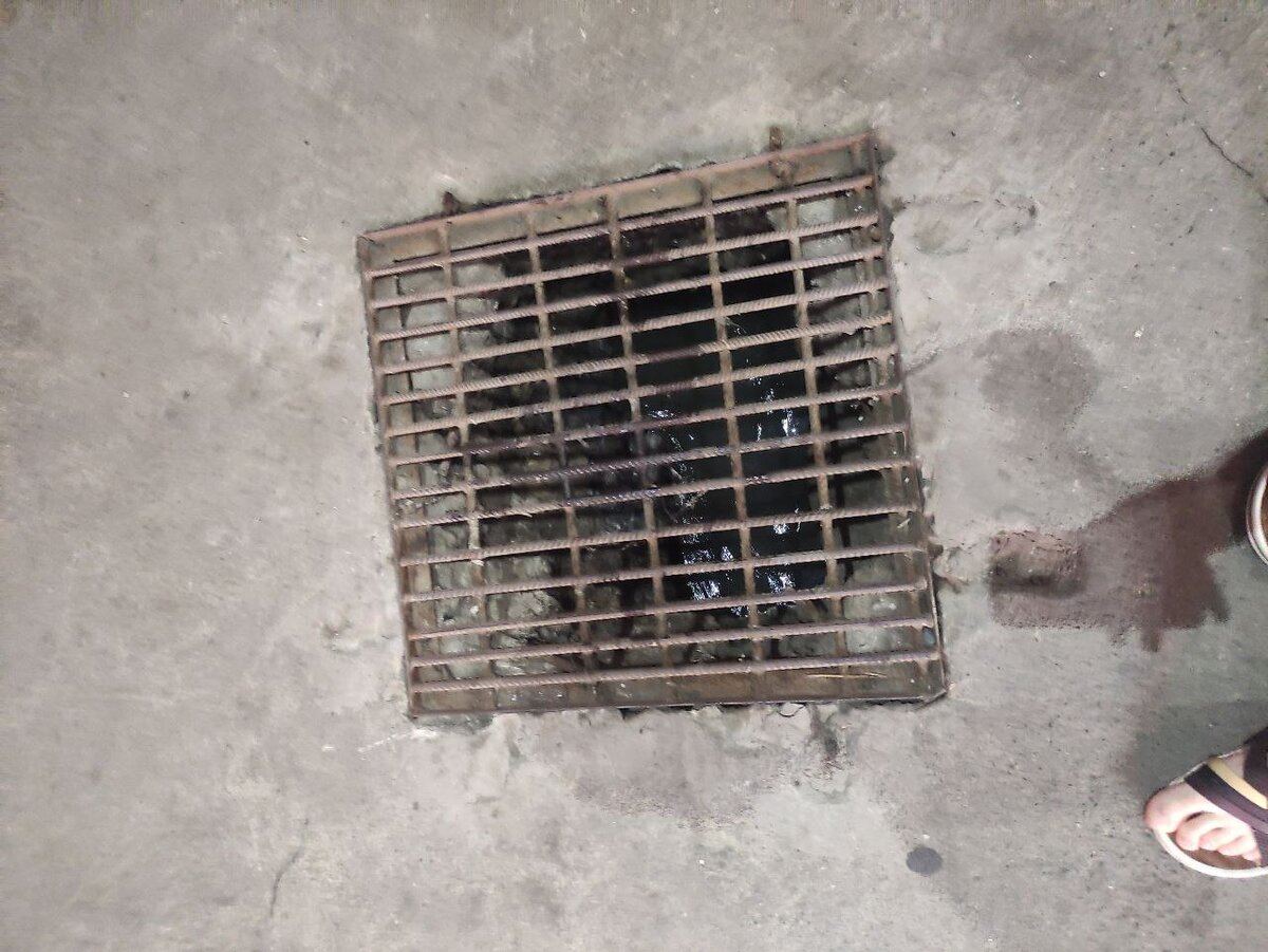 20 метров до пляжа отчётливо видно что в сухую погоду там бежит сильный поток явно не дождевой воды. 