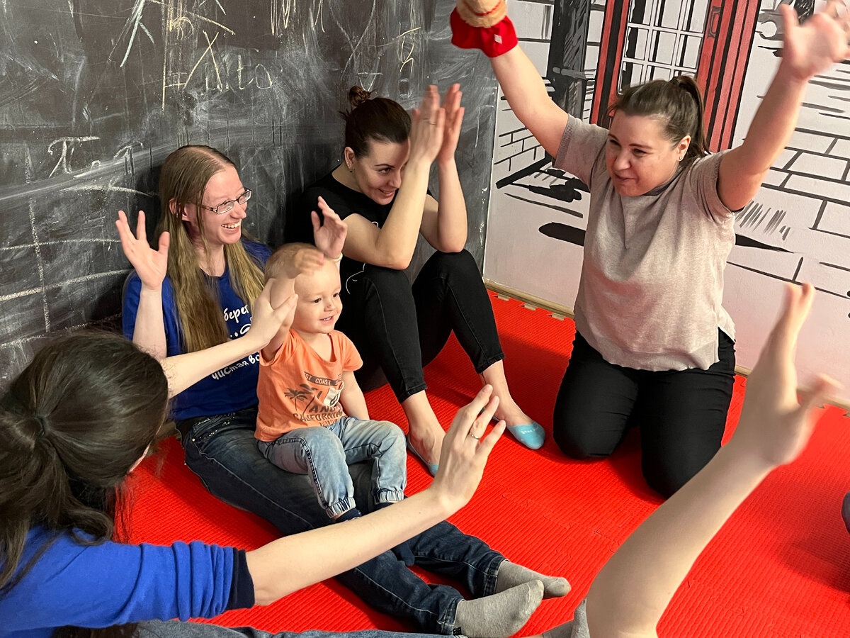 Маша с Толиком на занятиях в группе, поселок Ленсоветовский, программа «Мир моего ребенка» АНО «Родительский центр »Подсолнух»