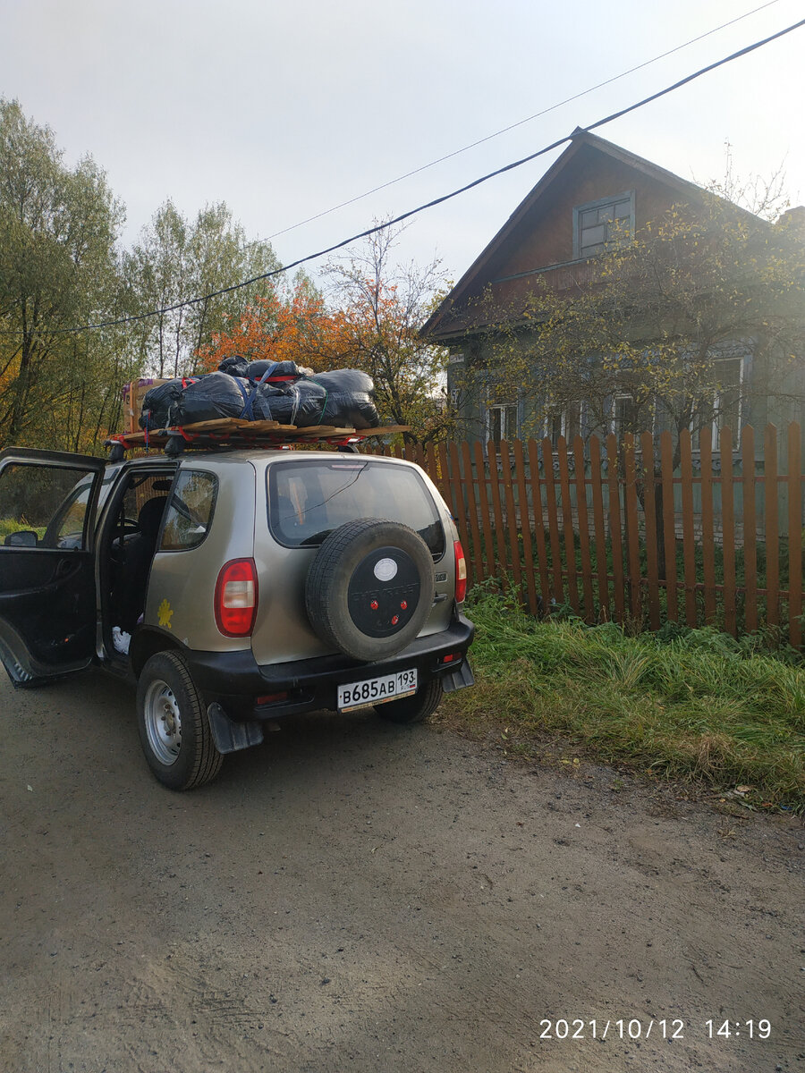 Первый час, первый день, первая встреча с домом. На машине краснодарские номера, на багажнике куча вещей, в салоне собака и четыре кошки. Мы ещё не знали тогда, что впереди будут десять месяцев ожидания покупки этот дома.