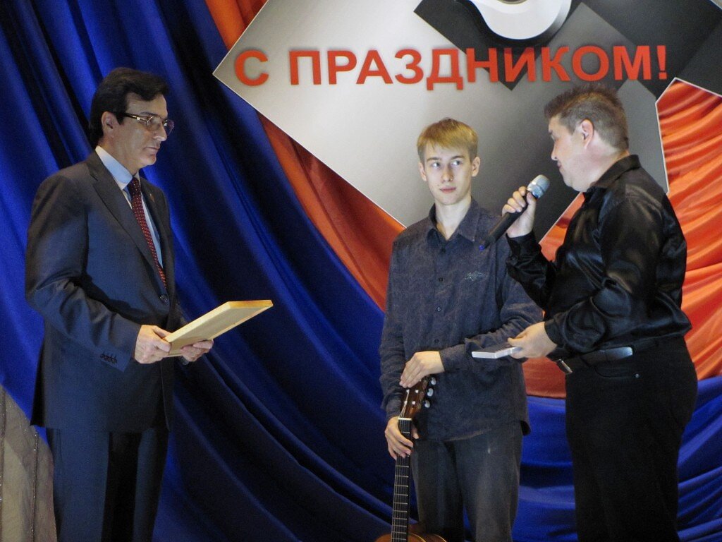 А тут и я в кадр попал: говорю спасибо за помощь.