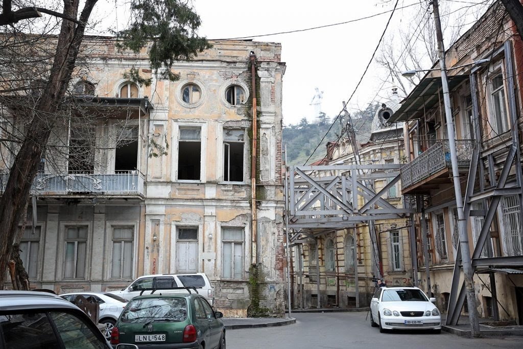 Вот так выглядела площадь несколько лет назад (Источник https://www.google.com/amp/s/tbilisi.link/main/70797-v-tbilisi-ploshhad-gudiashvili-stanet-turisticheskoj-zonoj/amp/)