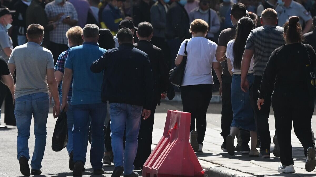    Очередь из мигрантов возле Единого миграционного центра Московской области© РИА Новости / Максим Блинов