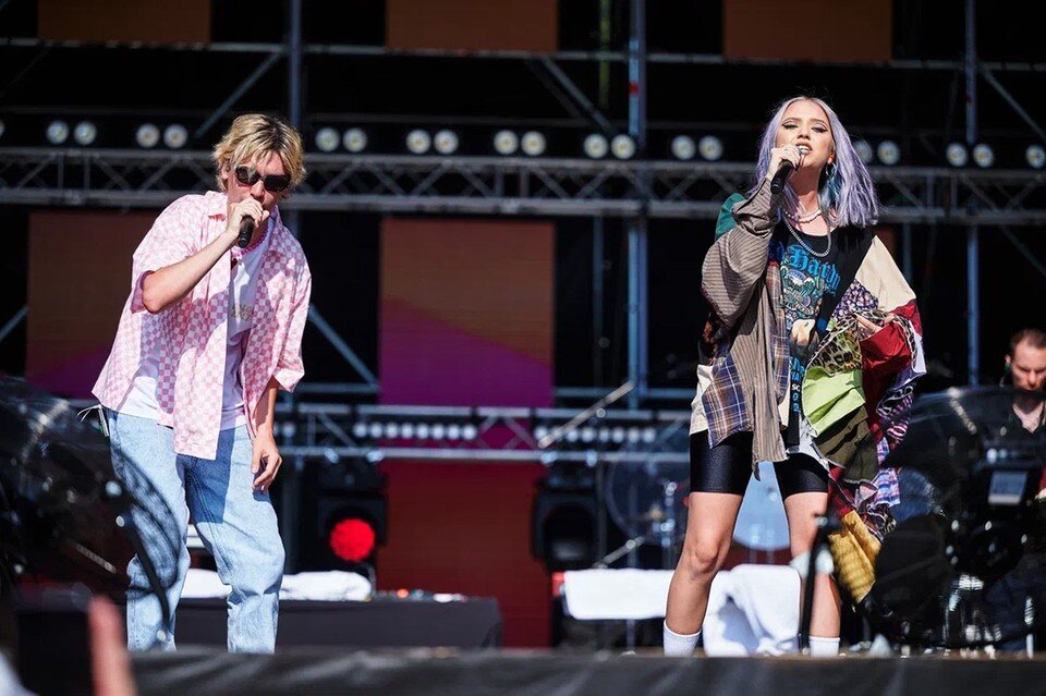     Глеб Фейгин и DAASHA тоже выбрали стиль 90-х: обесцвеченные волосы, джинсы -бананы и блестящие велосипедки.