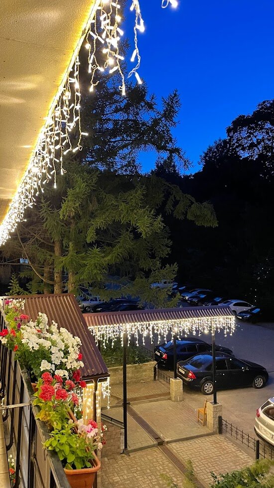 Вечером в гостинке очень симпатишно, а рядом есть большой парк (если выйти из гостиницы направо).