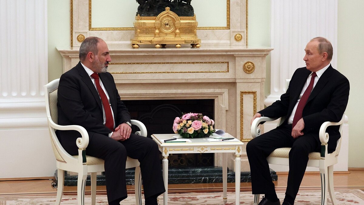    Президент РФ Владимир Путин и премьер-министр Армении Никол Пашинян (слева)© POOL