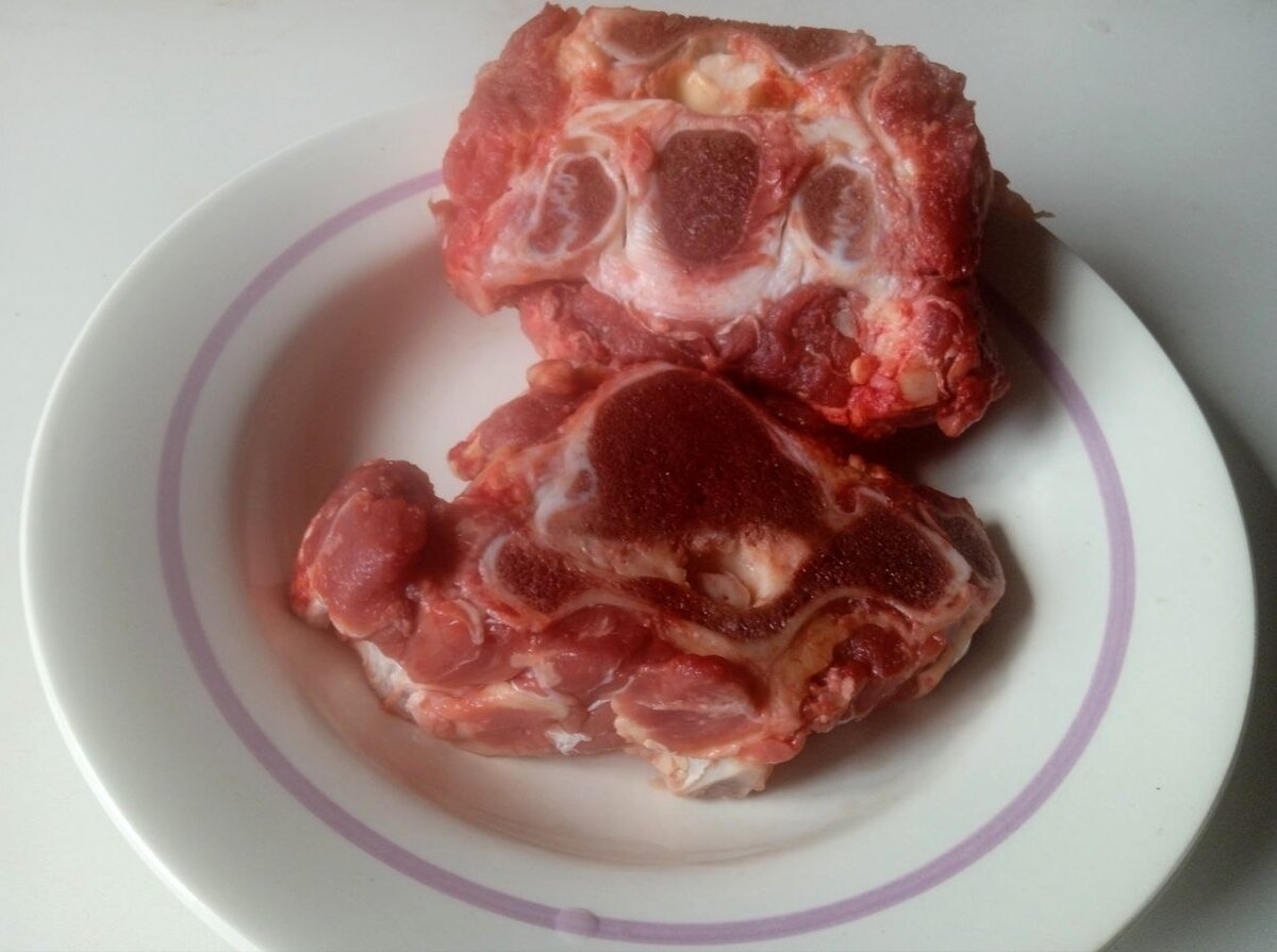 Если отварить такие кости без каких либо ухищрений, бульон получится некрасивым 