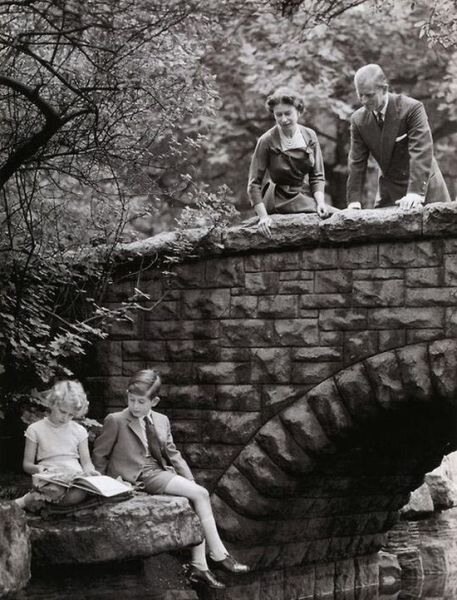 Королевская семья в Балморале. Источник фото pinterest.com