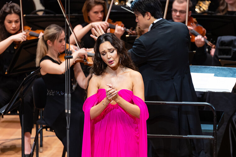    Платья солистки вызвали отдельный ажиотаж среди публики. Первое — открытое, летящее, розовое — встретили бурными овациями Фото предоставлено пресс-службой Московской филармонии