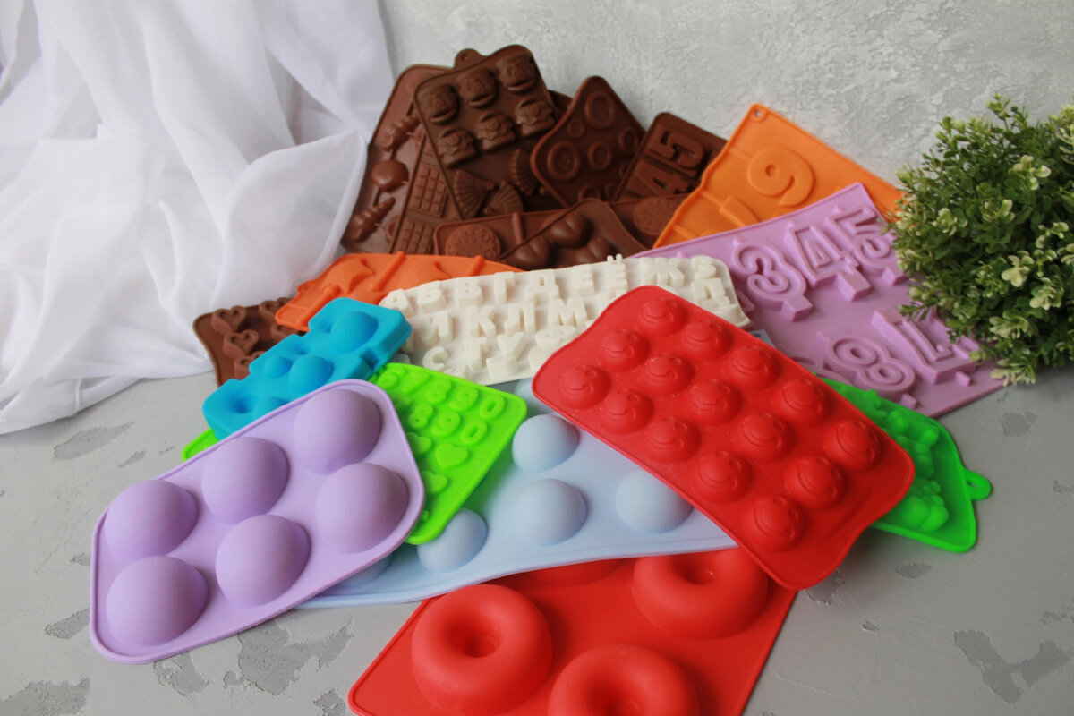 Сиреневая - большие шарики, голубая, как раз нужный размер