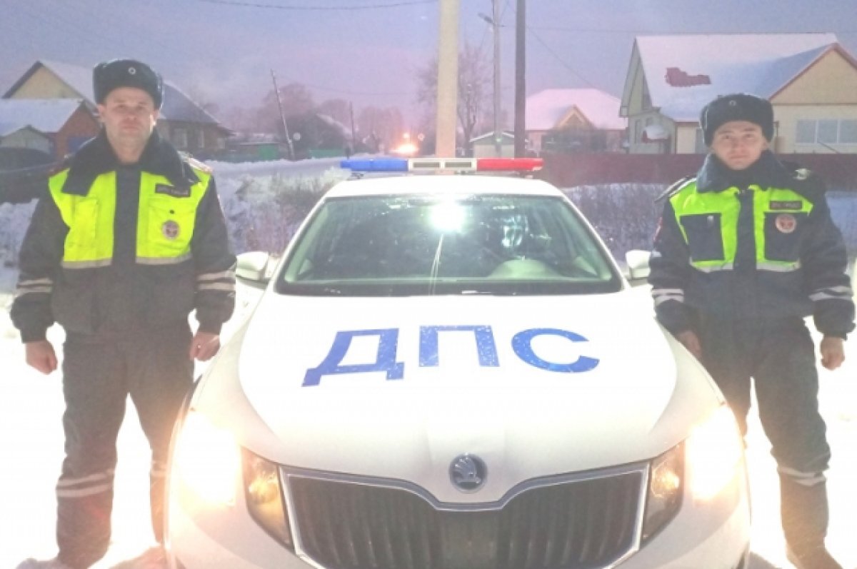    Полицейские спасли семью, вылетевшую с трассы на машине в Пермском крае