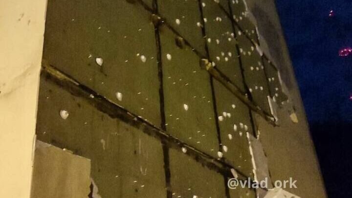     Фасад жилого дома буквально разваливается на части от сильного ветра во Владивостоке. Такое происходило и раньше, однако столь большие повреждения местные жители увидели впервые — и даже испугались.