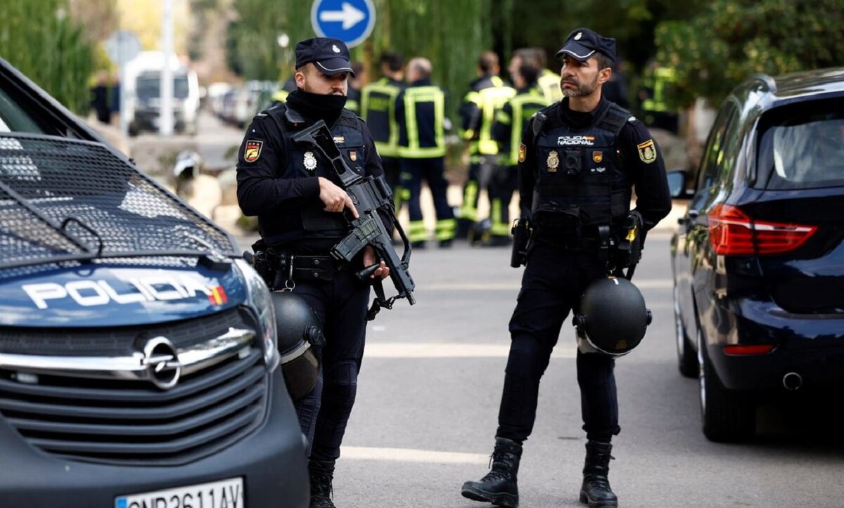 это испанская полиция приехала посмотреть на: Что это было?  фото: картинки  яндекса.