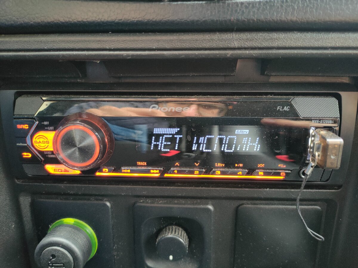 Магнитола Pioneer MVH - S120 UBA в Шевроле Нива