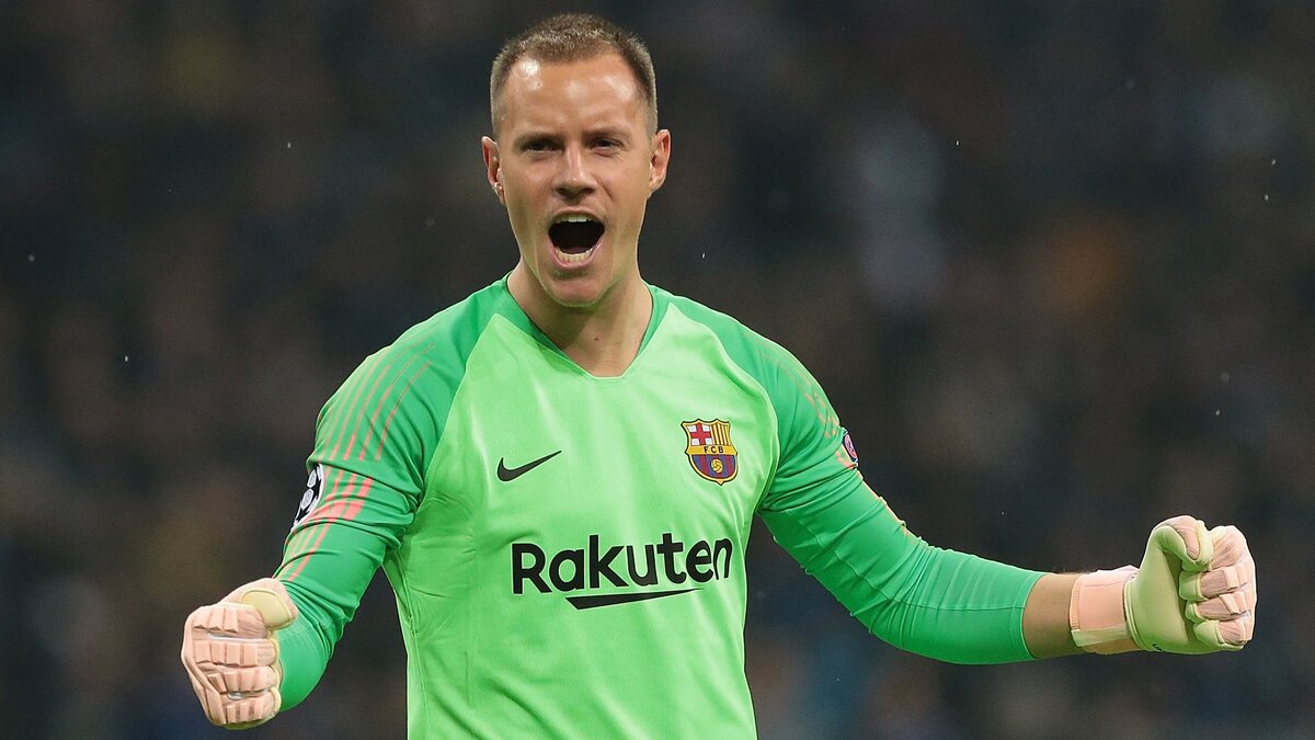 Тер Штеген радуется забитому голу "Барселоны".