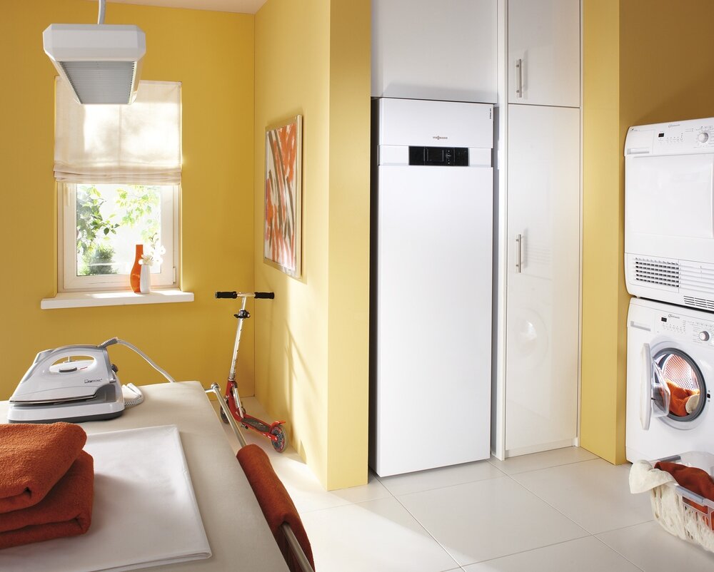 Тепловой насос в хозяйственной комнате загородного дома. © Viessmann