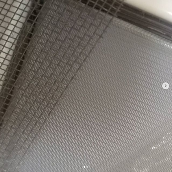 Сравнение размеров обычной москитной сетки и сетки «Антипыль». Фото: instagram.com/deni_mur