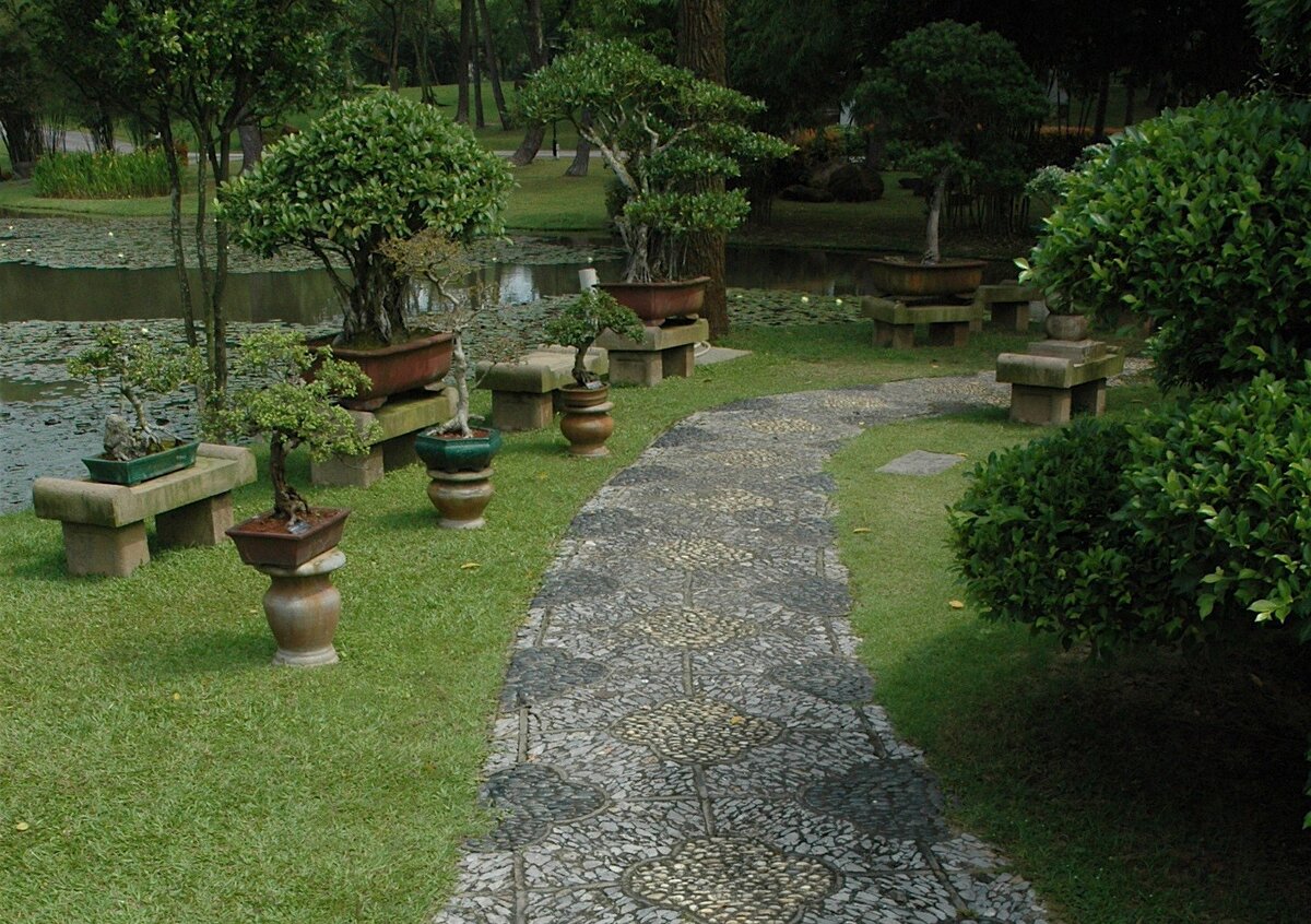 Сложное и красивое мощение дорожки в китайском саду. Фото: Марина Нуянзина