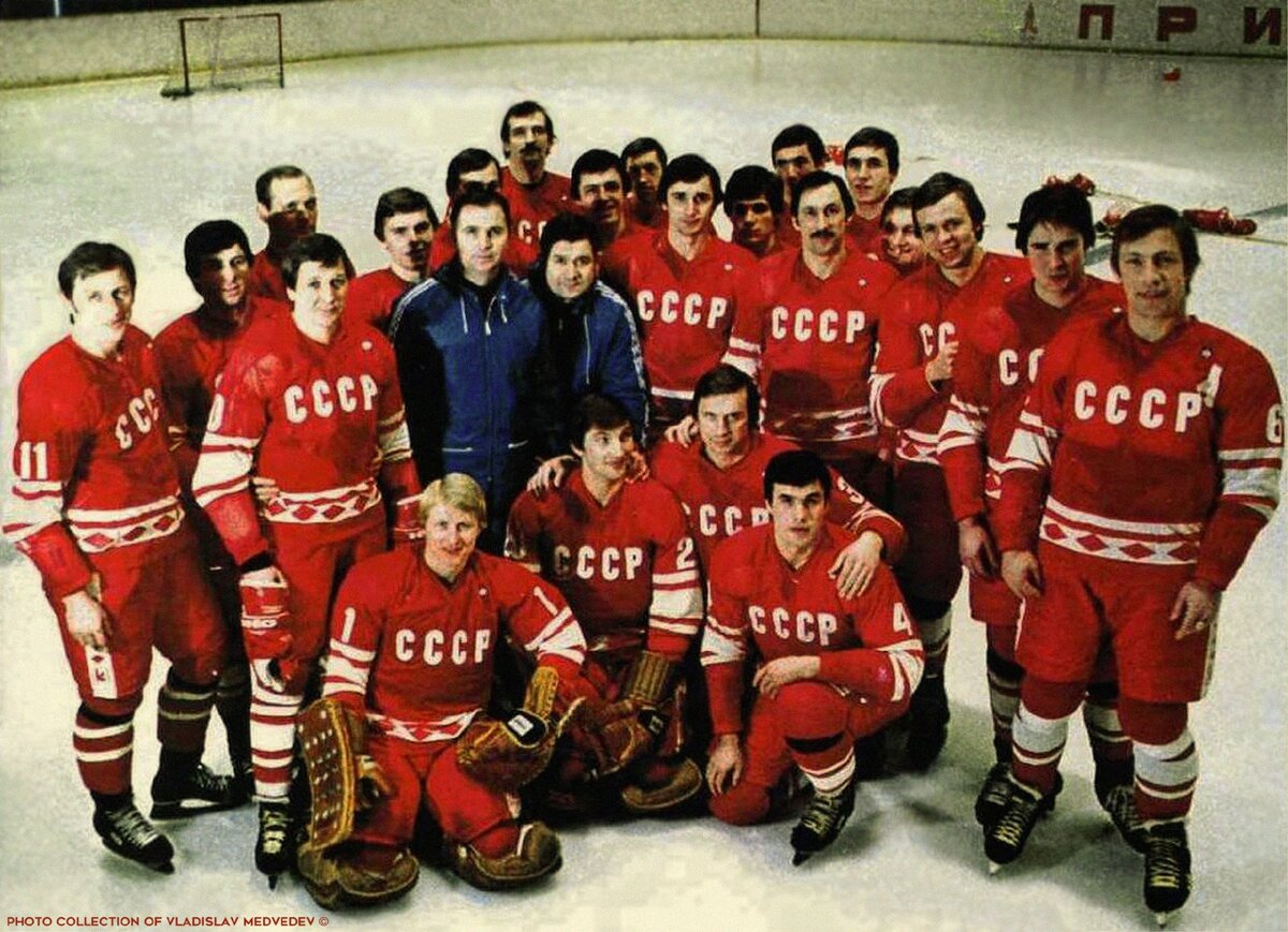 Сборная СССР перед отъездом на Олимпиаду в Лейк-Плэсид.