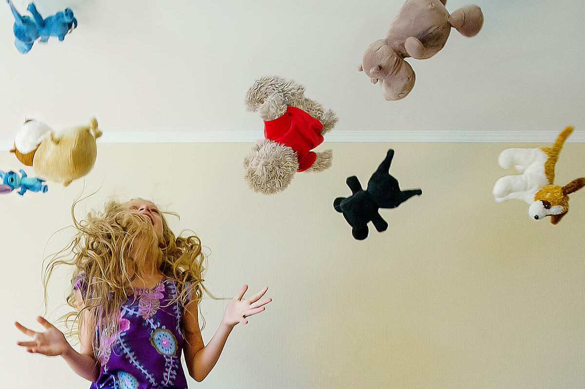 Если вы будете подбрасывать игрушки., откройте шторы и выберите режим "спорт" в камере или установить выдержку 1/250, 1/500, не меньше.