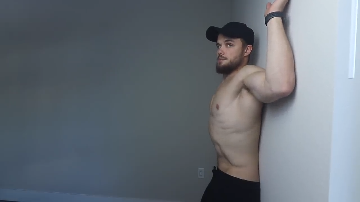 Сгибание рук у стены