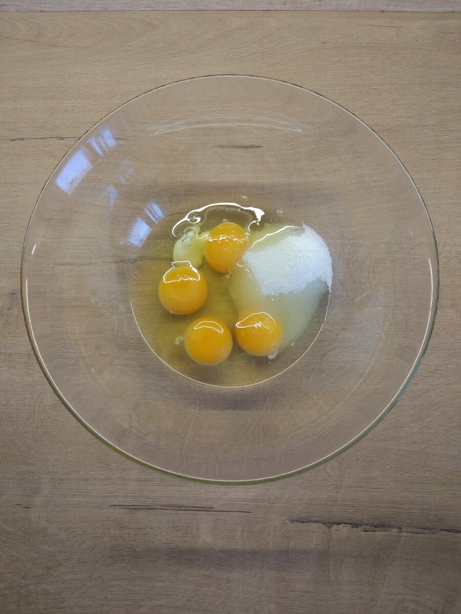 Яйца, соль, сахар - взбить.