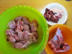 ШАГ 2:
Мясистые части приготовим по другому рецепту, а спинную часть можно взять на бульон