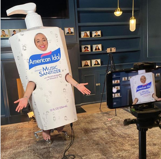 На костюме спереди красовалась надпись "American Idol Instant Music Sanitizer".