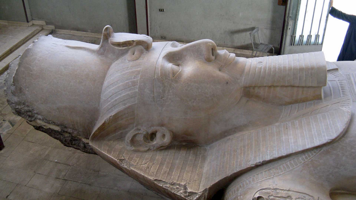 Фото взято на сайте: https://www.ancientworldmagazine.com/articles/colossal-statue-ramesses-ii-memphis/
