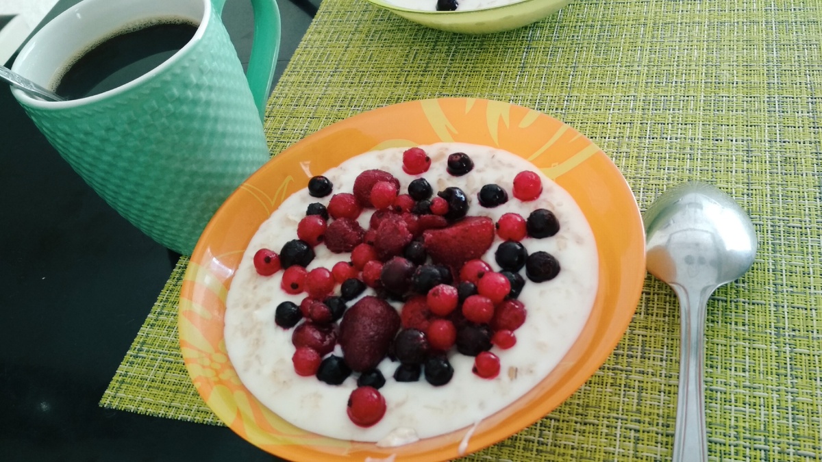 Овсяна каша на молоке, замороженные ягоды и кофе