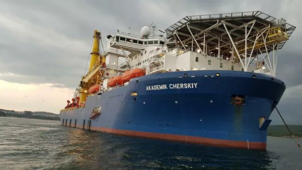  Варшава попробует наложить арест на активы газопровода "Северный поток — 2", если польская компания PGNiG не получит от "Газпрома" средства, причитающиеся ей по Стокгольмскому арбитражу, сказал заместитель министра госактивов Польши Януш Ковальский в беседе с Wprost.В конце марта PGNiG заявила, что выиграла дело у "Газпрома" в Стокгольме по Ямальскому контракту, в связи с чем польской компании якобы причитаются шесть миллиардов злотых (порядка 1,43 миллиарда долларов). Однако в "Газпром экспорте" сообщили, что еще рассматривают решение арбитража и пока считают преждевременным оценивать сумму будущих выплат.Ковальский считает, что у Варшавы есть "юридические инструменты" для взыскания с "Газпрома" этих средств."Прежде всего следует наложить арест на акции компаний "Северный поток" и "Северный поток — 2". Это может, в свою очередь, затормозить процесс строительства второй ветки этого газопровода. Во-вторых, необходимо отказаться от каких-либо уступок в отношении "Газпрома" в контексте взыскания тех шести миллиардов злотых, которые нам причитаются", — сказал он.26 апреля, 16:27Способное достроить "Северный поток — 2" судно снова поменяло курсРанее компания PGNiG обвинила "Газпром" в несоблюдении требований Стокгольмского арбитража и пригрозила, что обратится в Еврокомиссию.Ямальский контракт от 1996 года предусматривает поставки в Польшу до десяти миллиардов кубометров российского газа в год. Договор действует до 2022 года. В 2012-м стоимость газа для Польши по этому контракту снизили на десять процентов. В 2015 году PGNiG подала иск в Стокгольмский арбитраж об очередном снижении стоимости, мотивируя это тем, что цена не соответствует состоянию рынка. 