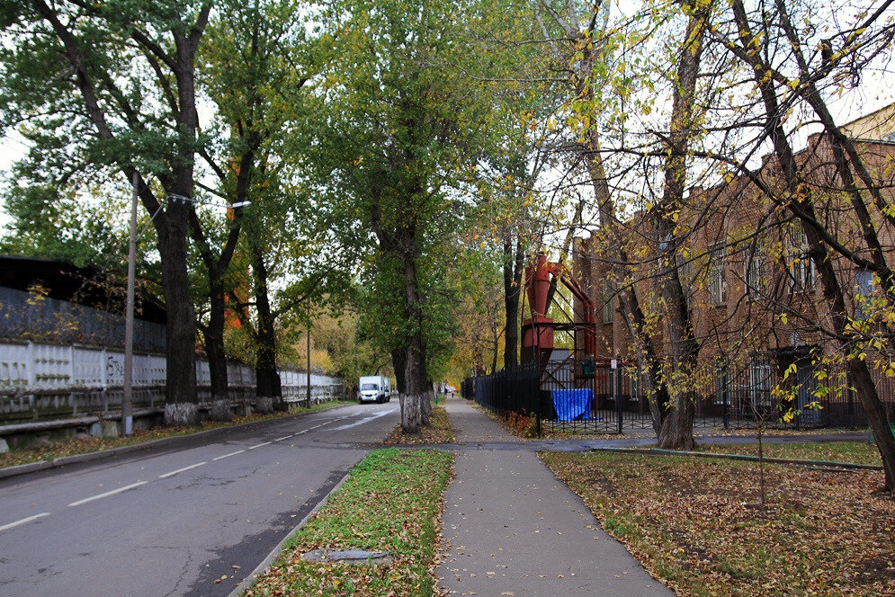 2. Улица очень тихая. Жилья здесь почти нет. Справа расположен строительный колледж № 26, но был выходной день, поэтому прохожих почти не наблюдалось.