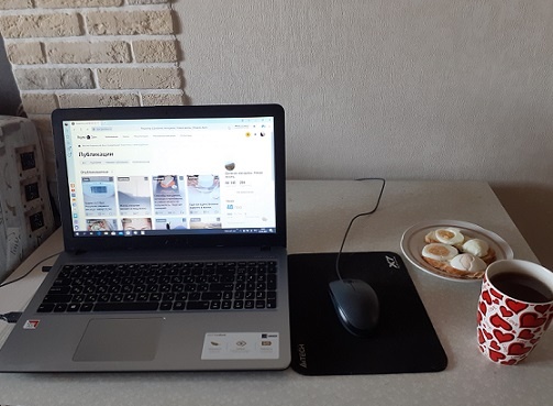 Я с ноутом на кухне. Работаю над этим каналом.)