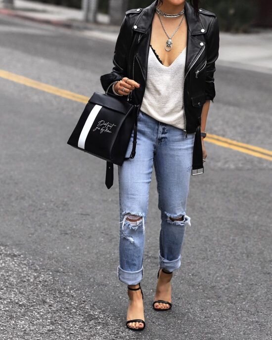 Женская куртка косуха с джинсами..