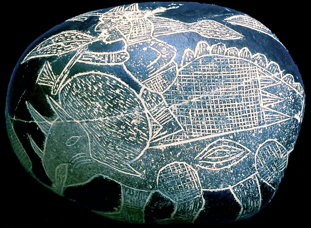 Камень Ики с изображением динозавра (здесь предположительно трицератопс)