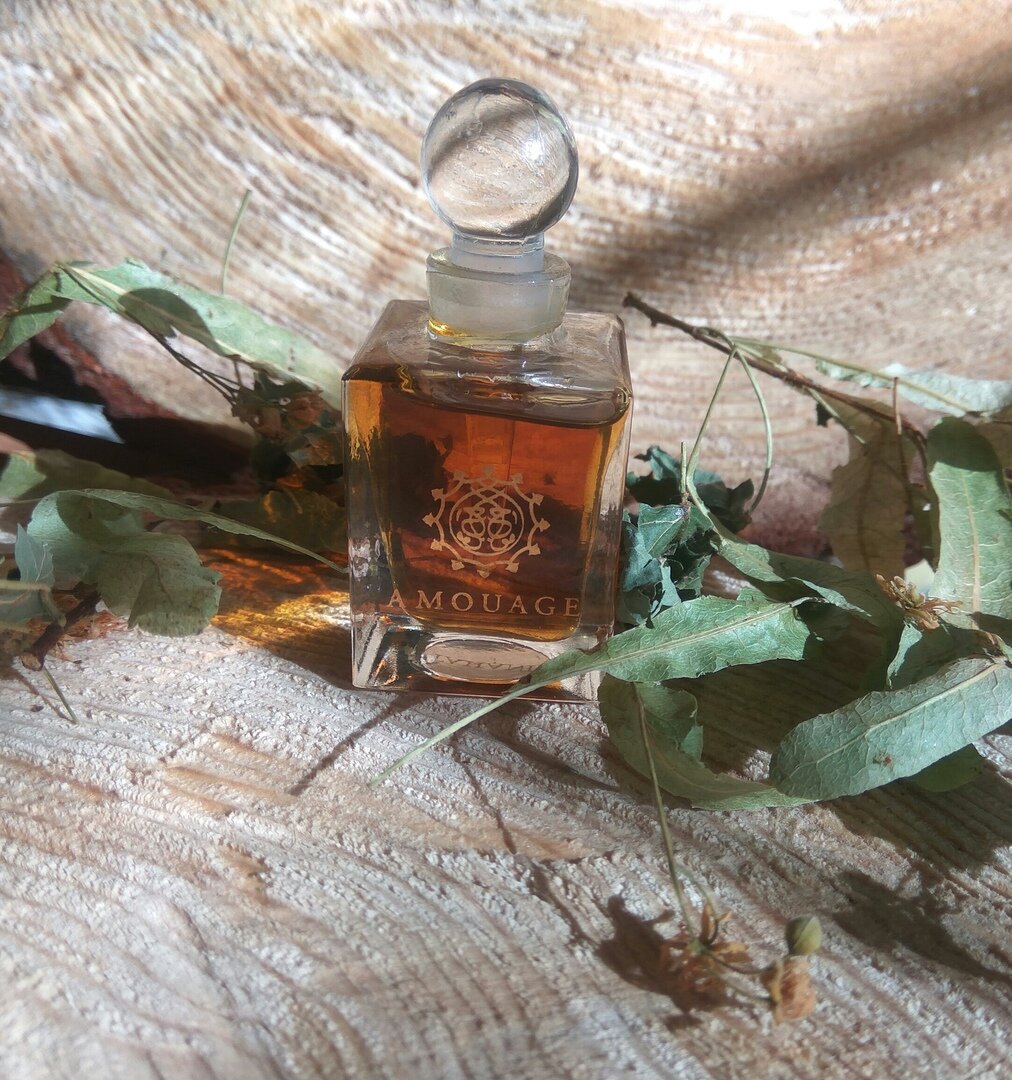 На фото аттары Amouage: Tahani, Al Andalus из коллекии "Парфюм дня"