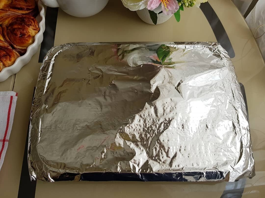 Выпекать в разогретой до 200 градусов духовке сначала под фольгой примерно 40 минут, затем фольгу убираем и доводим до готовности.  Форму я маслом не смазываю, потому что блюдо практически тушится под фольгой в собственном соку, но при подаче можно в тарелку положить ломтик сливочного масла и зелень. Получается ооочень вкусно😋Попробуйте и вы! 
Приятного аппетита!