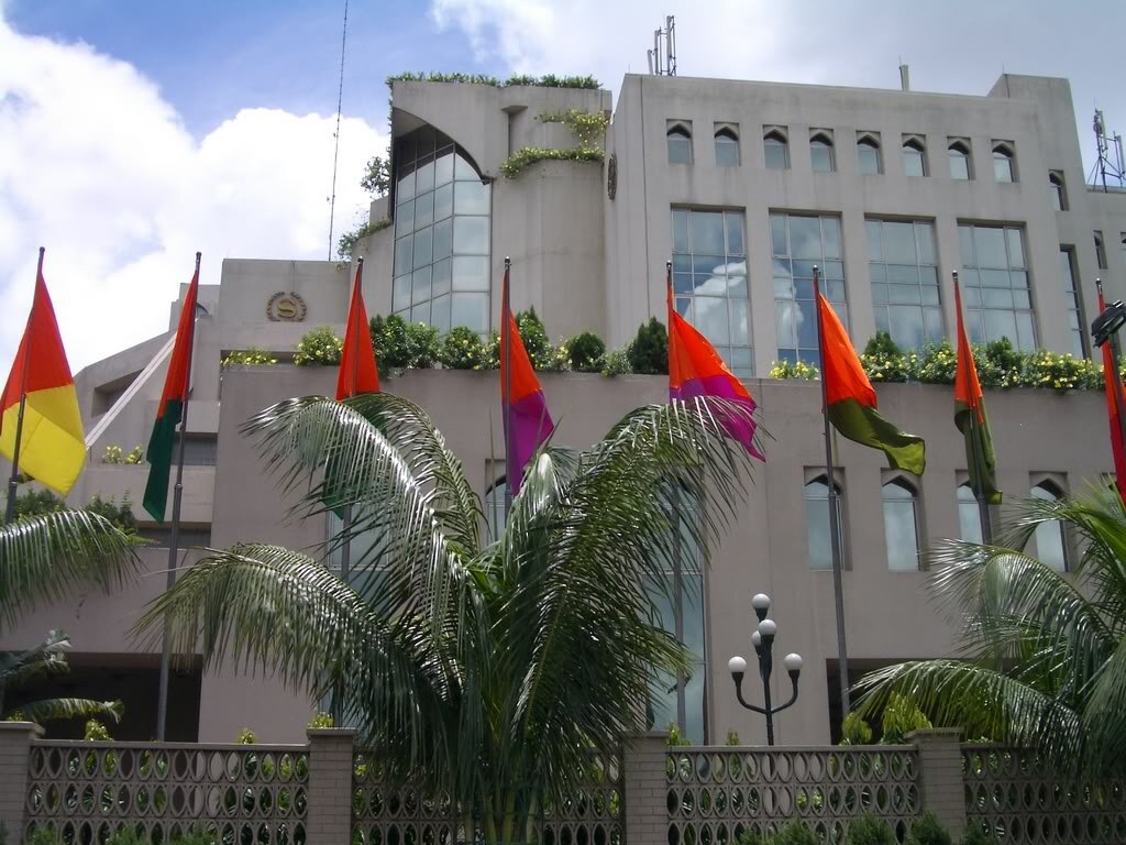 Кто мне объяснит почему во всем мире в отелях висят флаги государств, чьи граждане проживают, а здесь просто разноцветные тряпочки