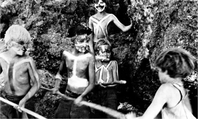 Вы, наверное, читали «Повелителя мух» Голдинга? В книге, которую сегодня считают классикой, несколько мальчиков из приличных семей оказались на необитаемом острове. Одни, без взрослых. Ни к чему хорошему это не привело.  
Спустя 11 лет после выхода книги аналогичная ситуация случилась на самом деле, вот только развязка получилась совсем другая. Ребята-то оказались с головой! История интересная, но, к сожалению, ныне почти позабытая. На YouTube про нее есть интересный документальный фильм. Автор этого фильма отправился на необитаемый остров Ата вместе с Кало, одним из тех шестерых подростков, оказавшихся на нем в далеком 1965 году. Кало было уже под 70, однако он всё помнил, как если бы все произошло лишь вчера. Королевство Тонга – государство в Полинезии, расположенное почти на 200 островах. В июне 1965 года шестеро мальчиков 13 – 16 лет из католической школы-интерната в городе Нукуалофа (столицы страны с населением всего в 20 тысяч человек) решили украсть лодку у местного рыбака. Парни задумали приключение: хотели доплыть до Фиджи или даже до Новой Зеландии.