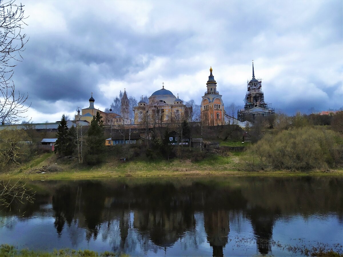 Вид на Борисоглебский монастырь Торжка