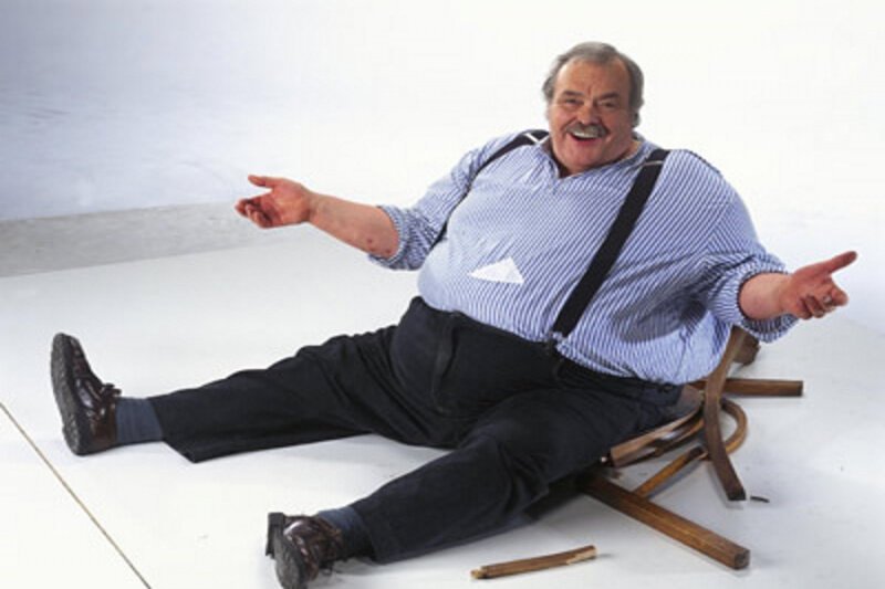 Толстый старик видео. Толстый человек на стуле. Полные люди. Толстый человек сидит. Стул для жирных людей.