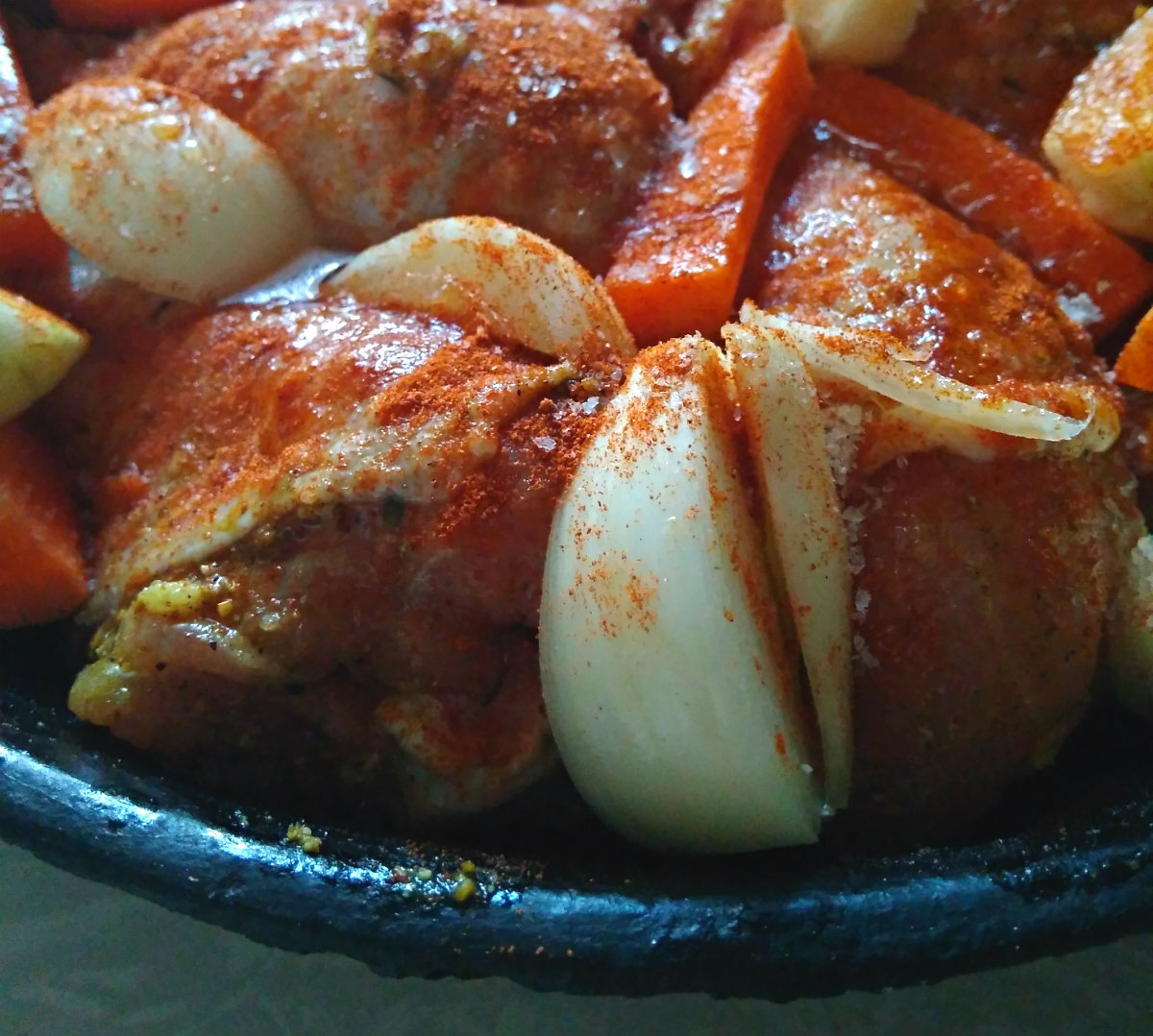 Куриные голени с луком и морковью перед запеканием